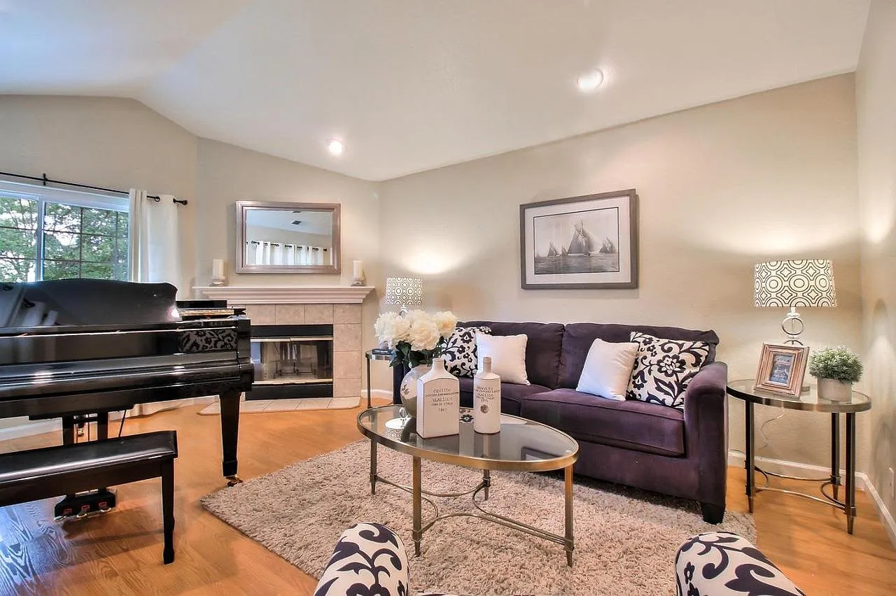 4 bed, 2077 sqft, $5,995 — Photo 2