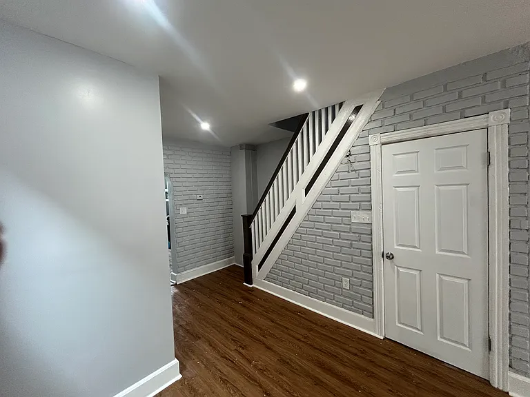 240 Henry St — Photo 3
