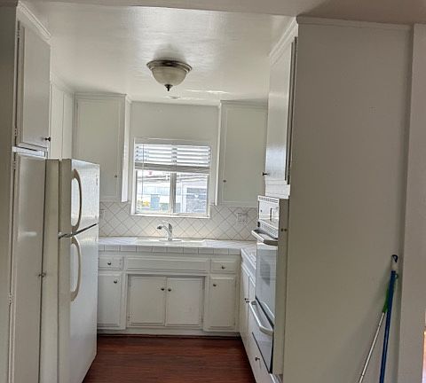 4th image of 725 N Sycamore Ave #16