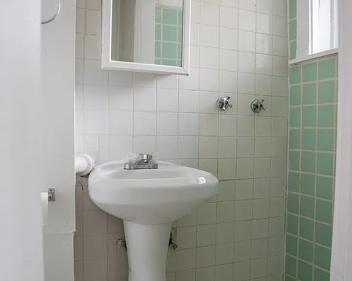 1466 W Argyle St #1R — Photo 7