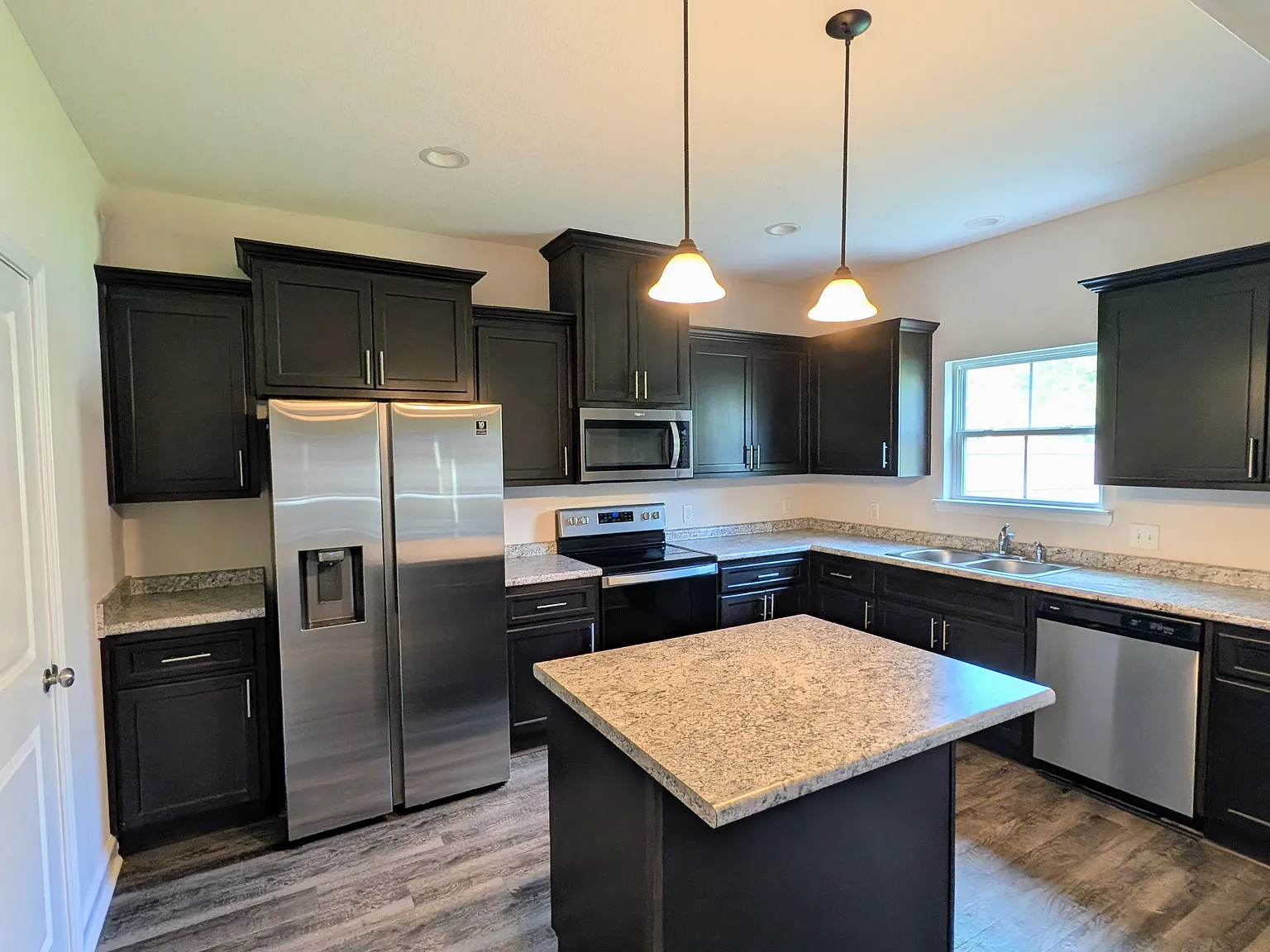 4 bed, 2.5 bath, 2437 sqft, $2,450 — Photo 2