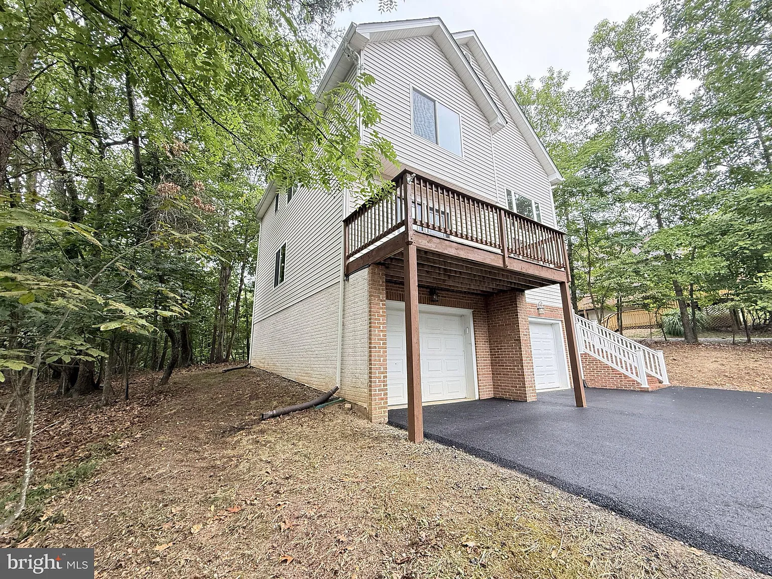 3 bed, 2.5 bath, 2200 sqft, $2,300 — Photo 3