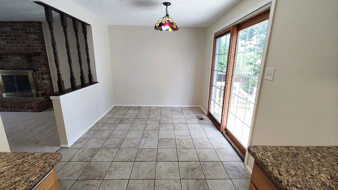 4 bed, 2.5 bath, 2328 sqft, $3,000 — Photo 4