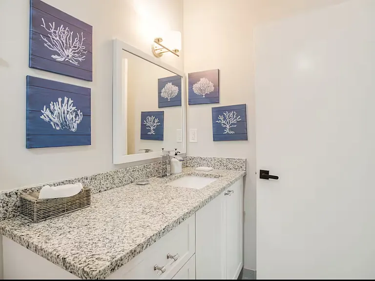 3260 Woodside Ave — Photo 2