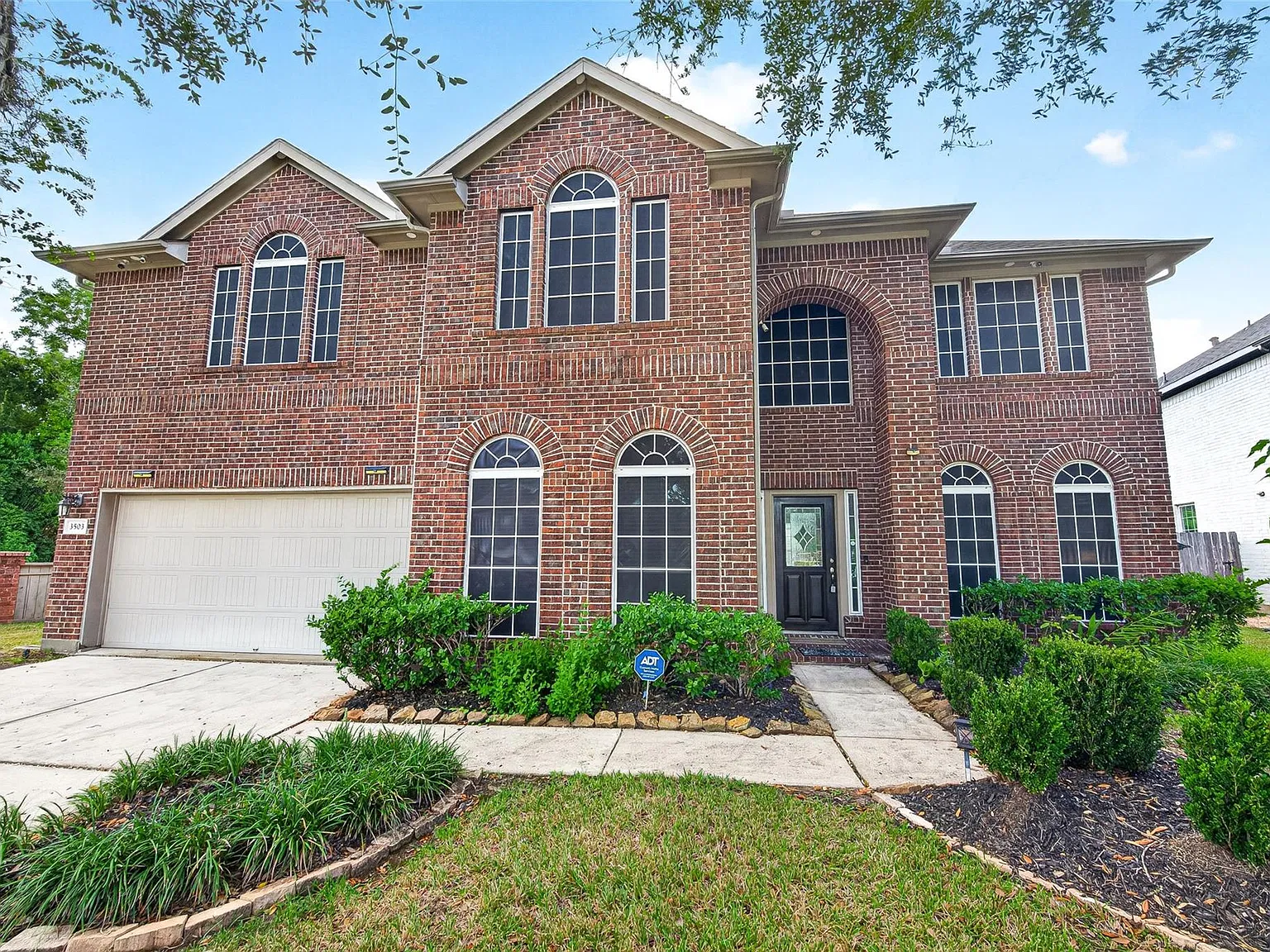 5 bed, 3.5 bath, 3922 sqft, $3,300 — Photo 3