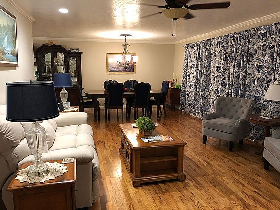Living room/ dining area