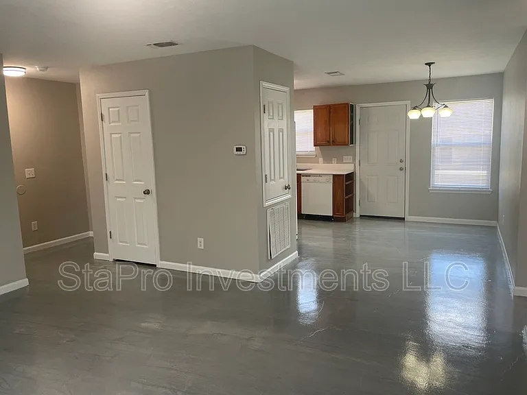 125 Village Pl — Photo 3