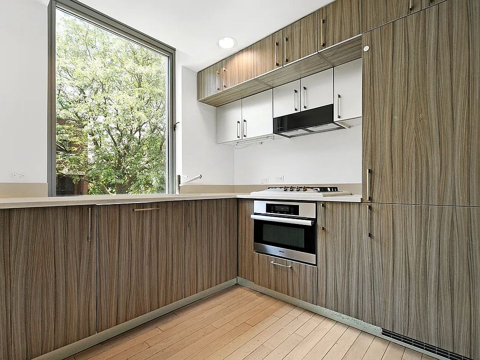 1st image of 250 Bedford Ave #129213