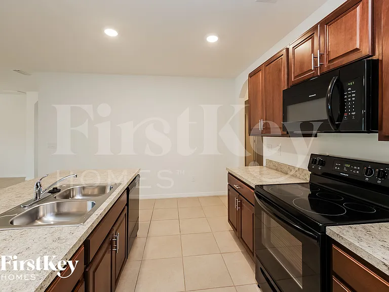 519 SW 29th Ter — Photo 6