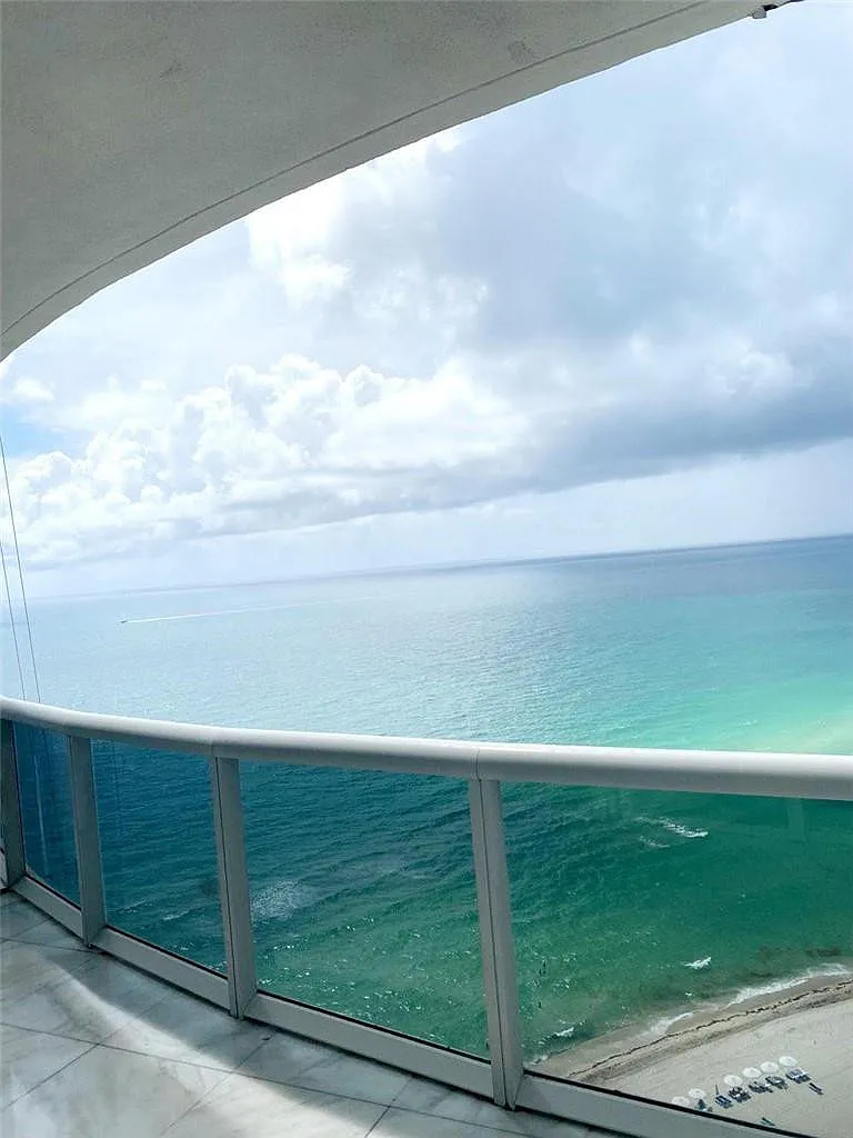 Building Photo - 16001 Collins Ave #2207