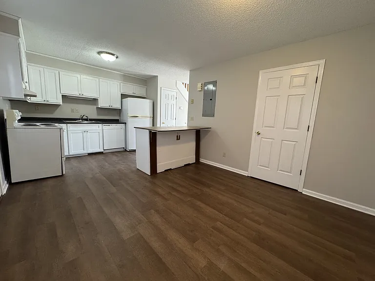 113 Cedar Dr #4 — Photo 4