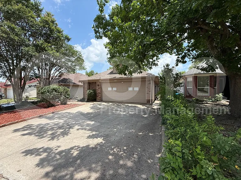 5400 Village Green Dr — Photo 8