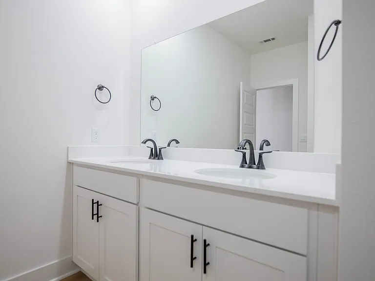 136 S Broyles Ave — Photo 13