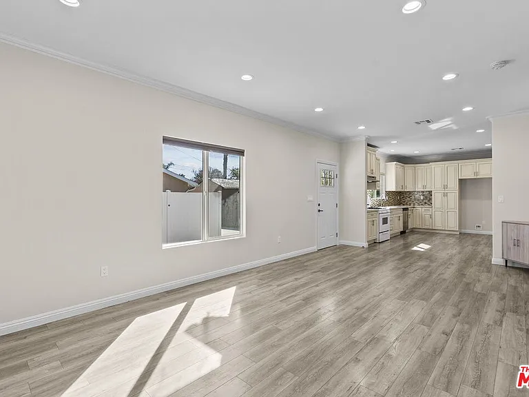 6715 Cedros Ave — Photo 10