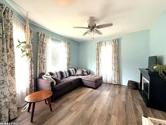 3rd image of 35331 Churchill St
