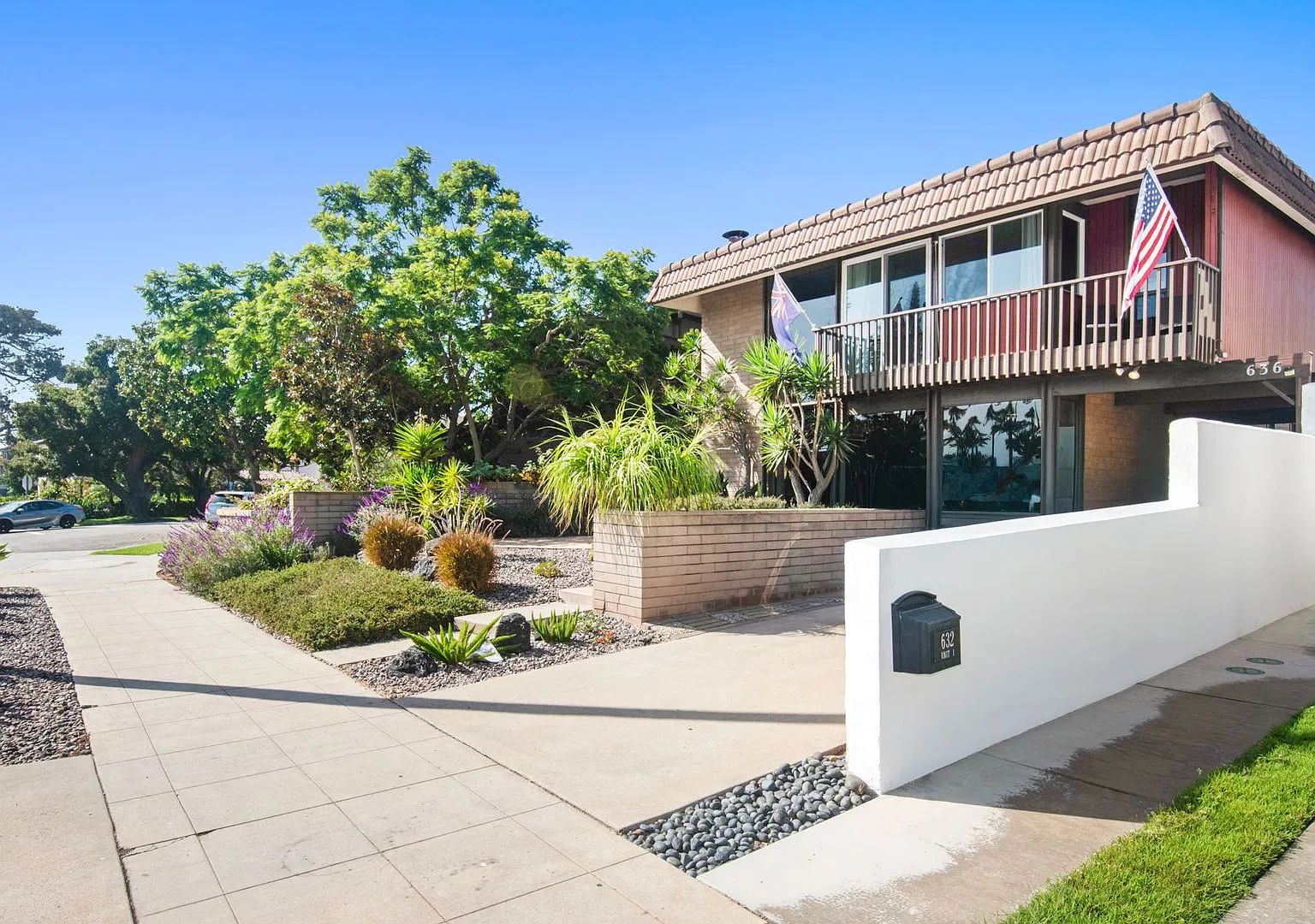 Custom Home with Views of Golf Course — Photo 2