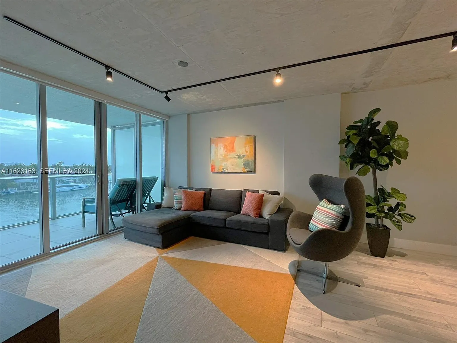 2 bed, 2.0 bath, 1150 sqft, $5,700 — Photo 2