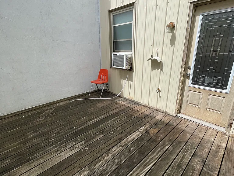 109 1/2 E 6th St #16 — Photo 15