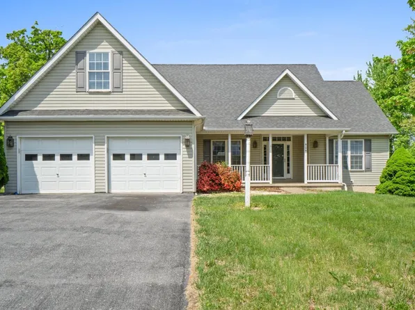 404 Michigan Dr, Falling Waters, WV 25419