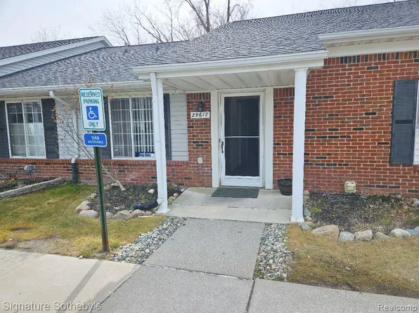 29617 Pendleton Club Dr, Farmington, MI 48336