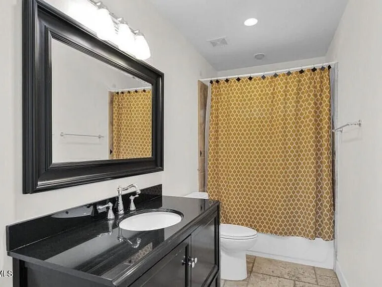 3229 E Clarendon Ave — Photo 15