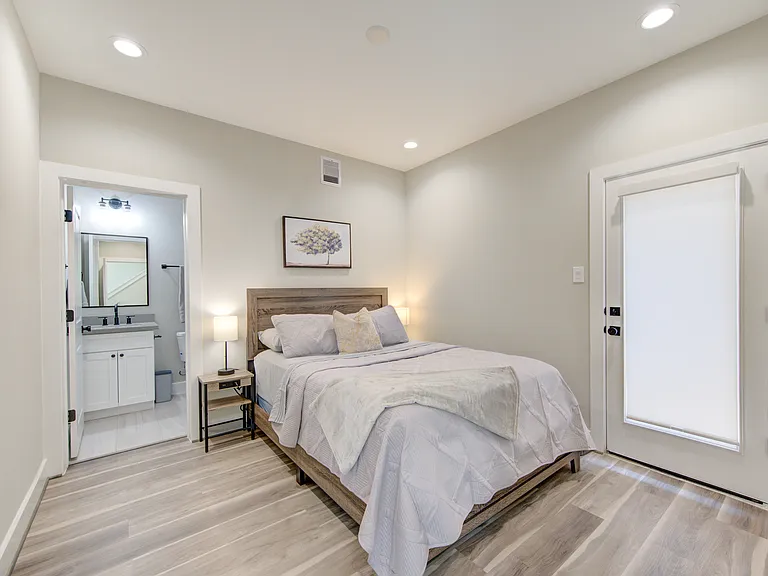 2418 Everett St — Photo 5