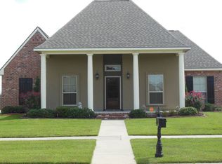 6642 Lakeridge Dr, Zachary, LA 70791
