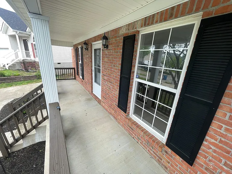 121 Spencer Ct — Photo 3