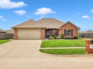 1209 Penn Ln, Moore, OK 73160