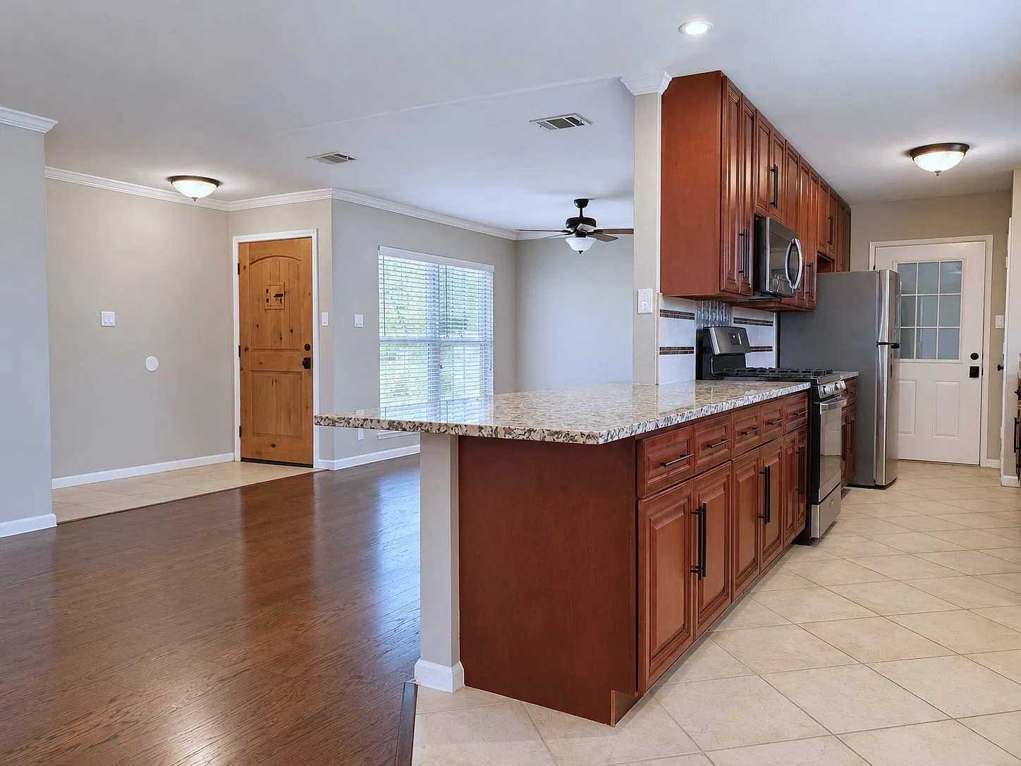 3 bed, 1414 sqft, $2,700 — Photo 2