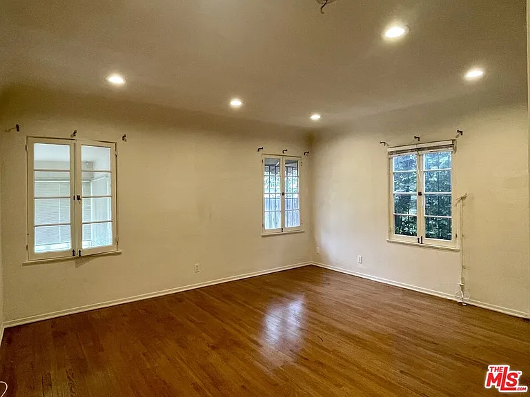 203 N Doheny Dr — Photo 12