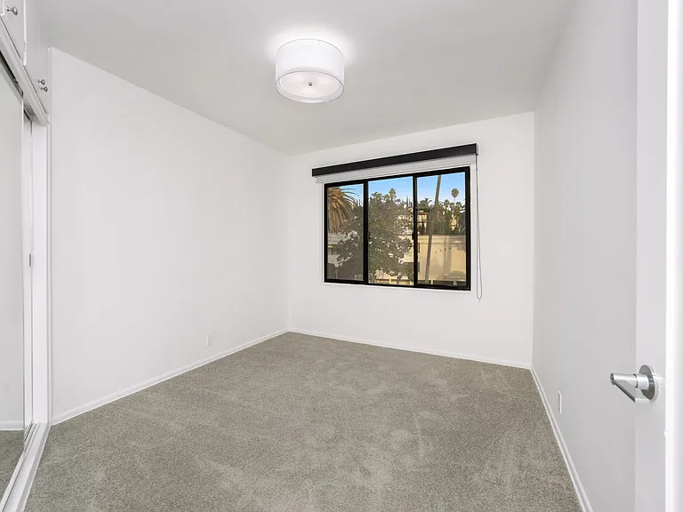 2033 N Beachwood Dr — Photo 3