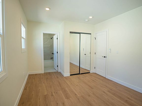 5th image of 1038 S Westmoreland Ave #2