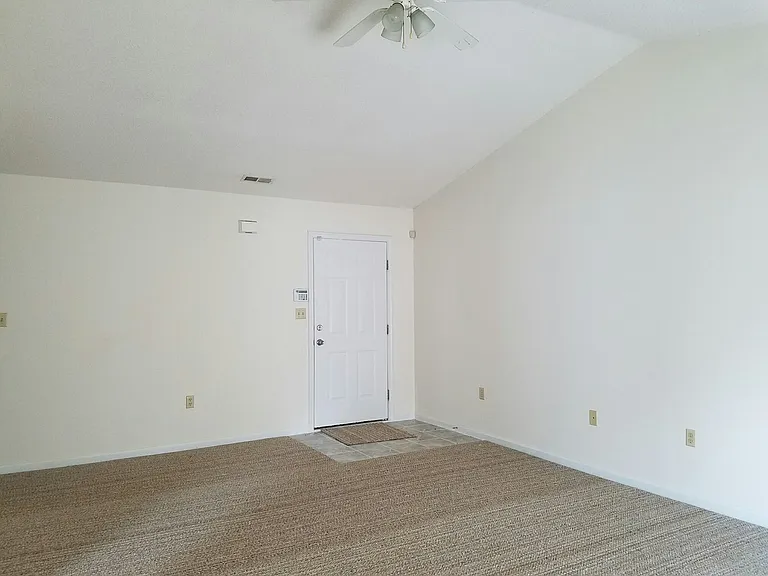 108 Sutton Dr — Photo 2