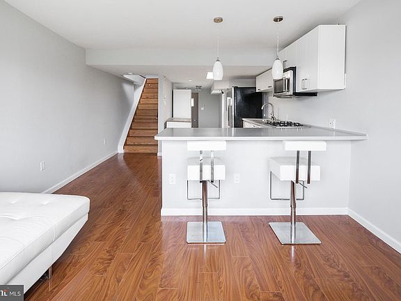 2nd image of 1945 Nicholas St