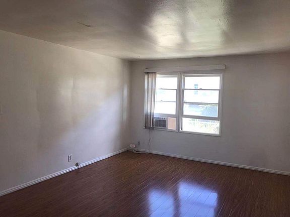 3rd image of 2477 Silver Lake Blvd