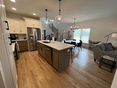 3rd image of 605 River Watch Way