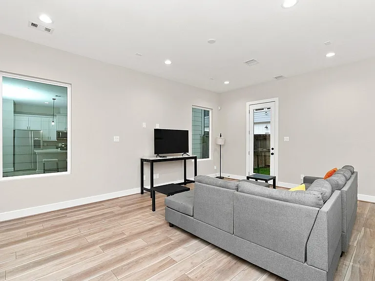 8324 Curry Rd — Photo 2
