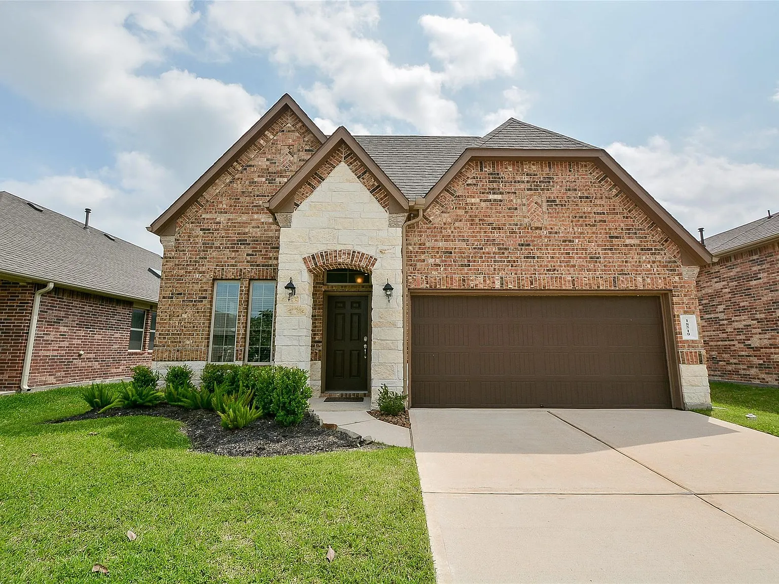 3 bed, 2.0 bath, 2011 sqft, $2,400 — Photo 1