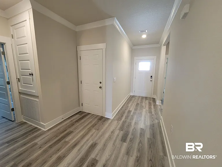 1045 Hayward Loop — Photo 2