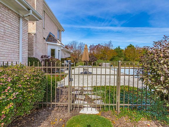 5th image of 4 S Meadow Ln