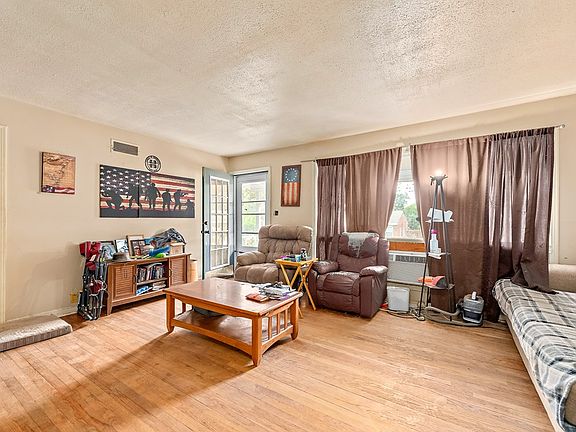4th image of 208 McDonald Ave