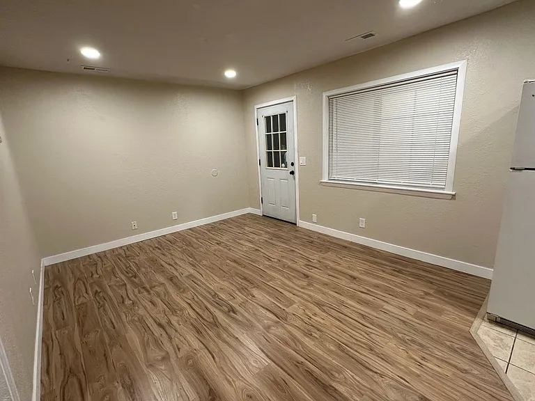 225 E Louise Ave — Photo 5