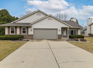 360 E Quail Run, Oak Creek, WI 53154