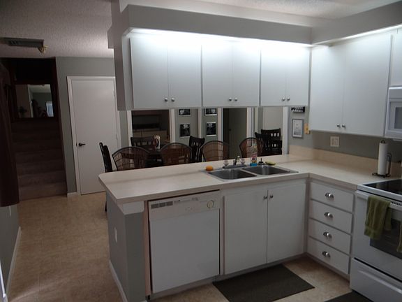 3rd image of 32 Danbury Ct APT B
