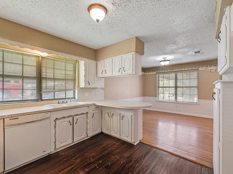 512 E Willow Ln — Photo 22