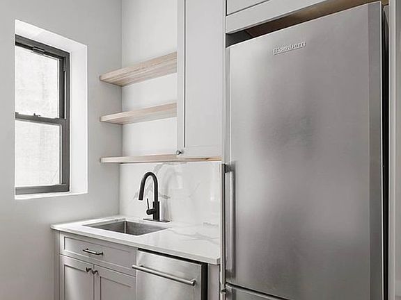 4th image of 227 Kingsland Ave APT 12A