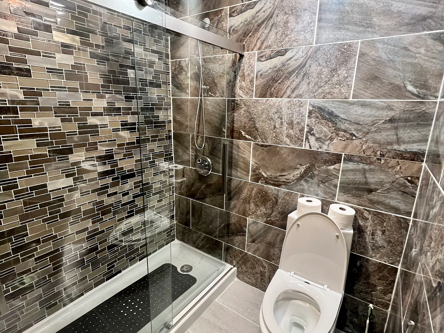 5 bed, 2277 sqft, $850 — Photo 2