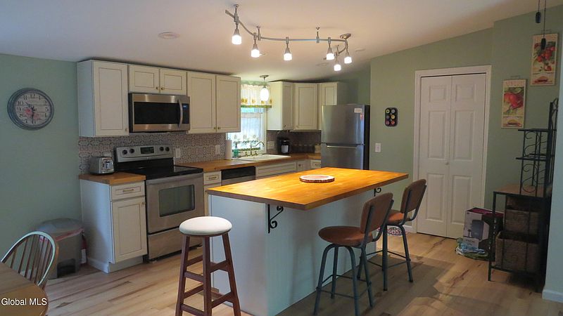 2nd image of 122 Hemlock Terrace