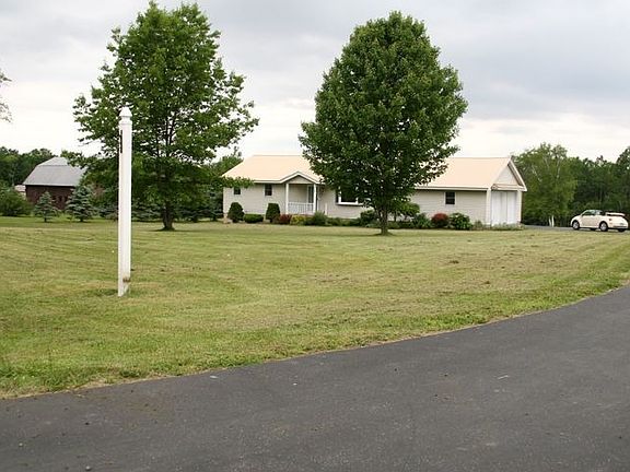 Paved driveway, front entrance 